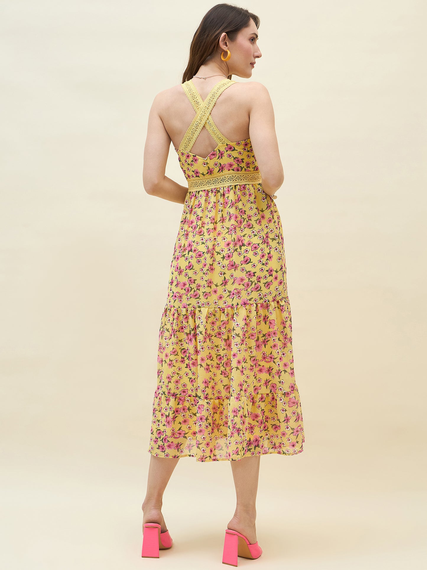 Sweetheart neckline dress in yellow colour