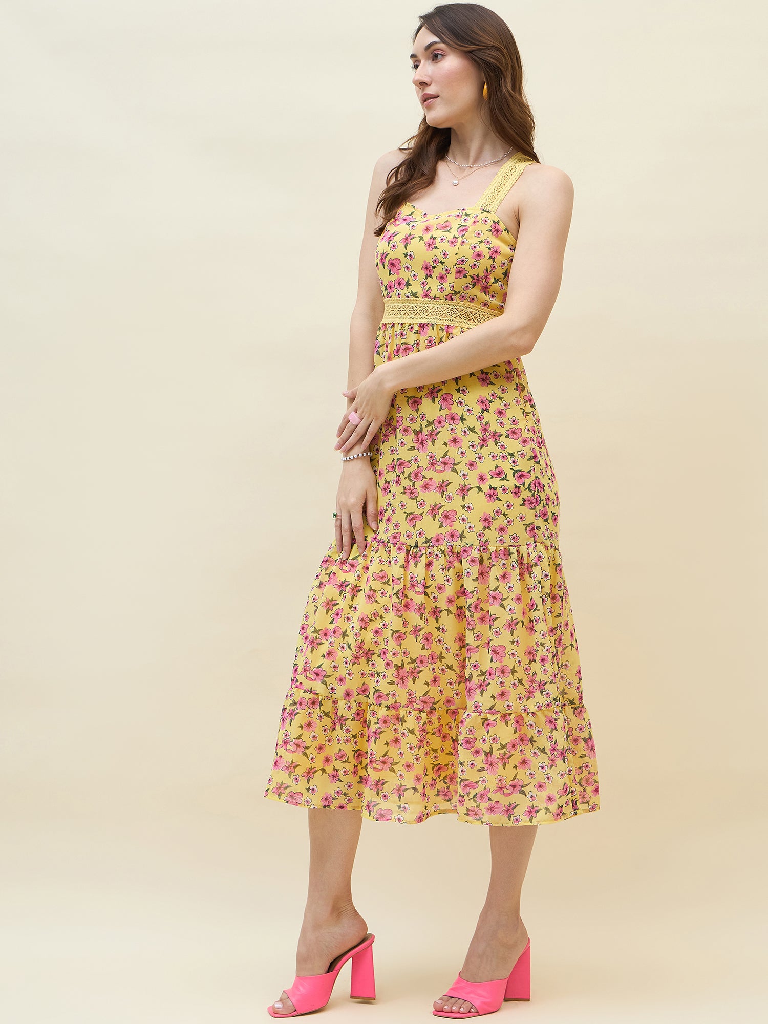 Sweetheart neckline dress in yellow colour