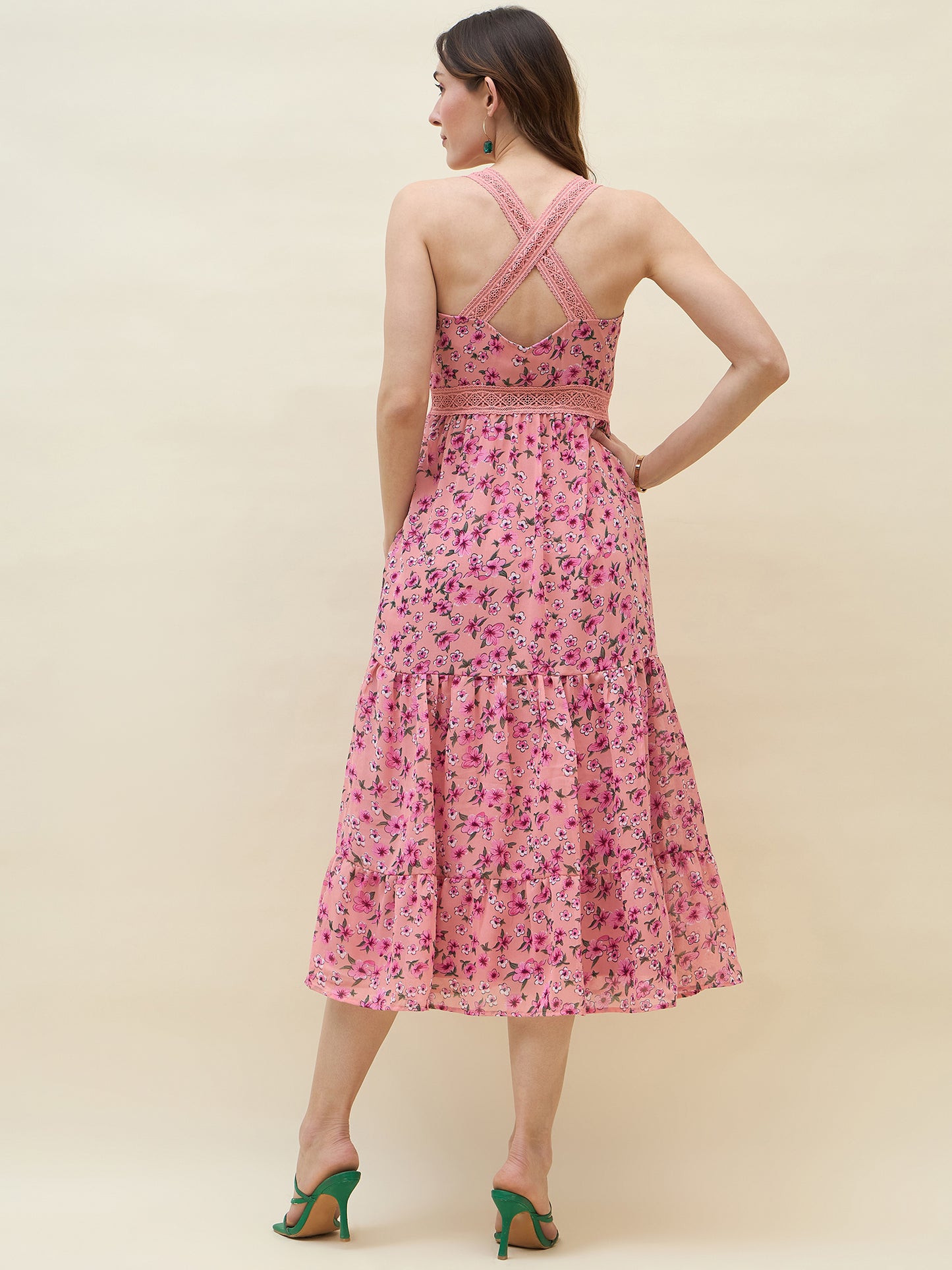 Sweetheart neckline dress in peach colour