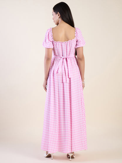 Checkered maxi dress with square neckline in pink colour