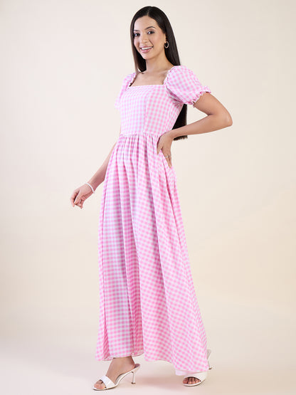Checkered maxi dress with square neckline in pink colour