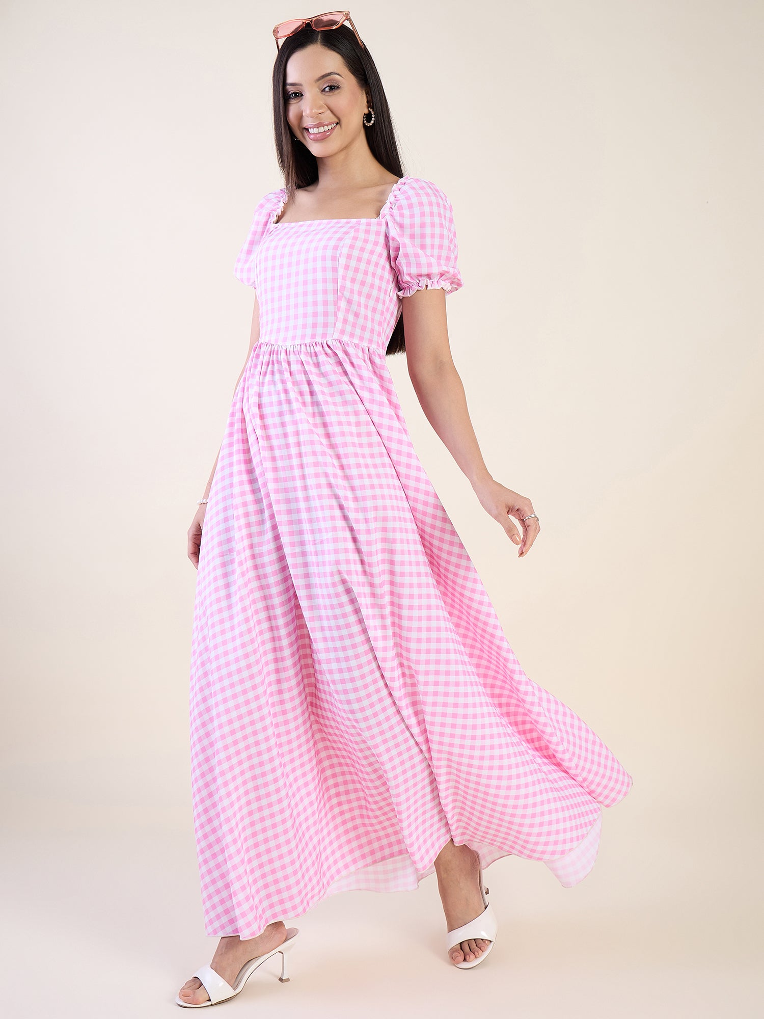 Checkered maxi dress with square neckline in pink colour
