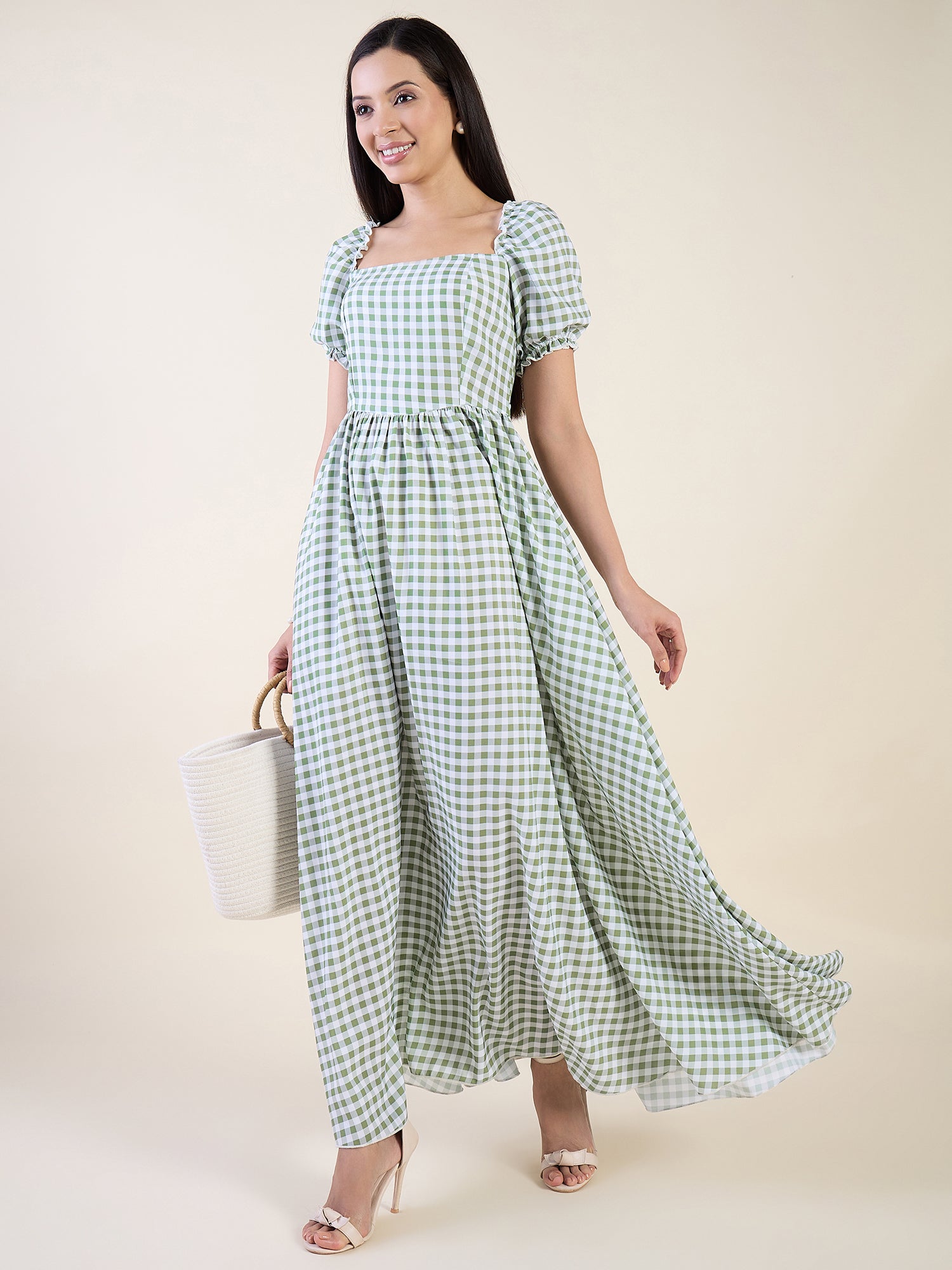 Checkered maxi dress with square neckline in green colour