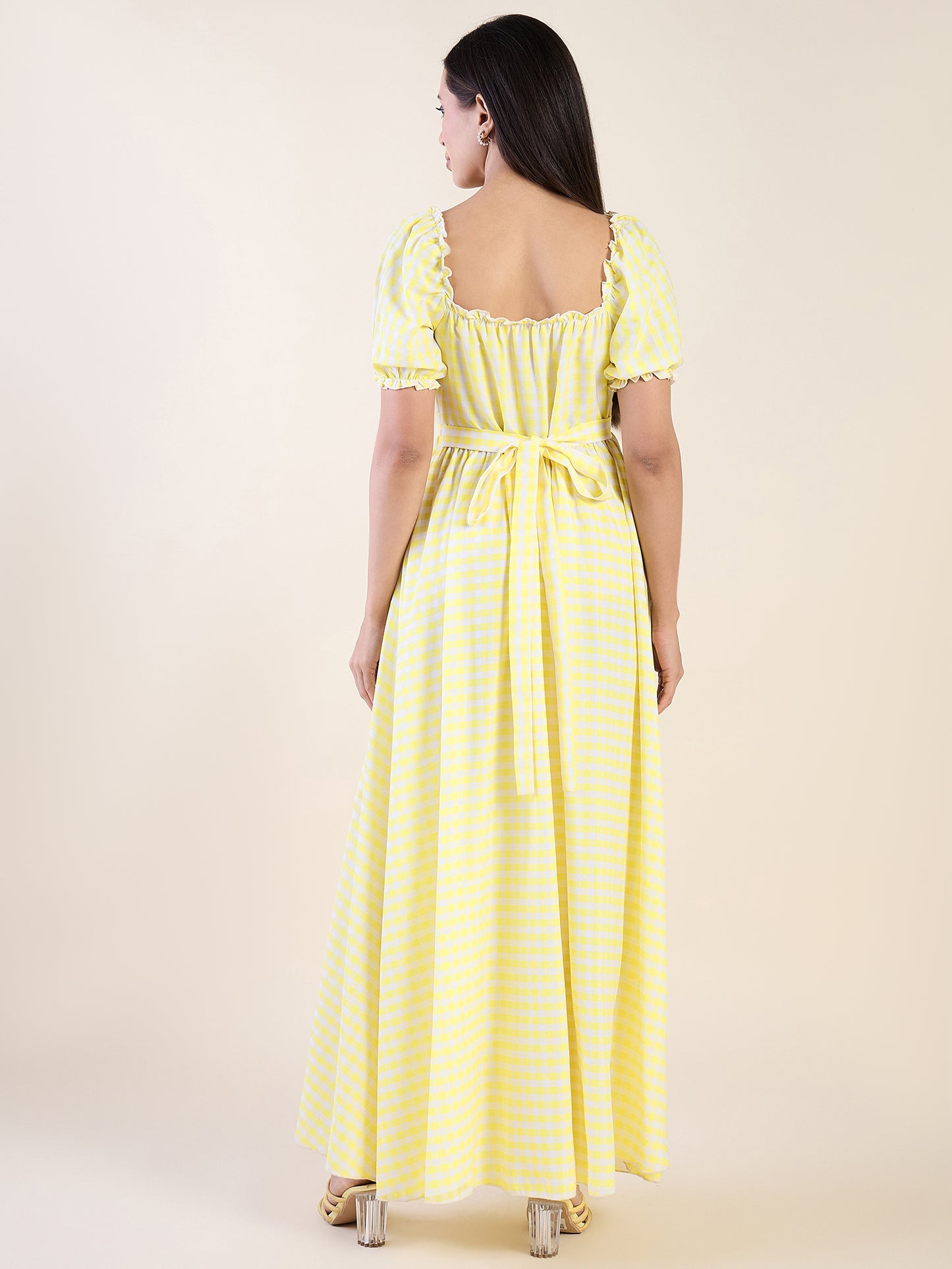 Checkered maxi dress with square neckline in yellow color