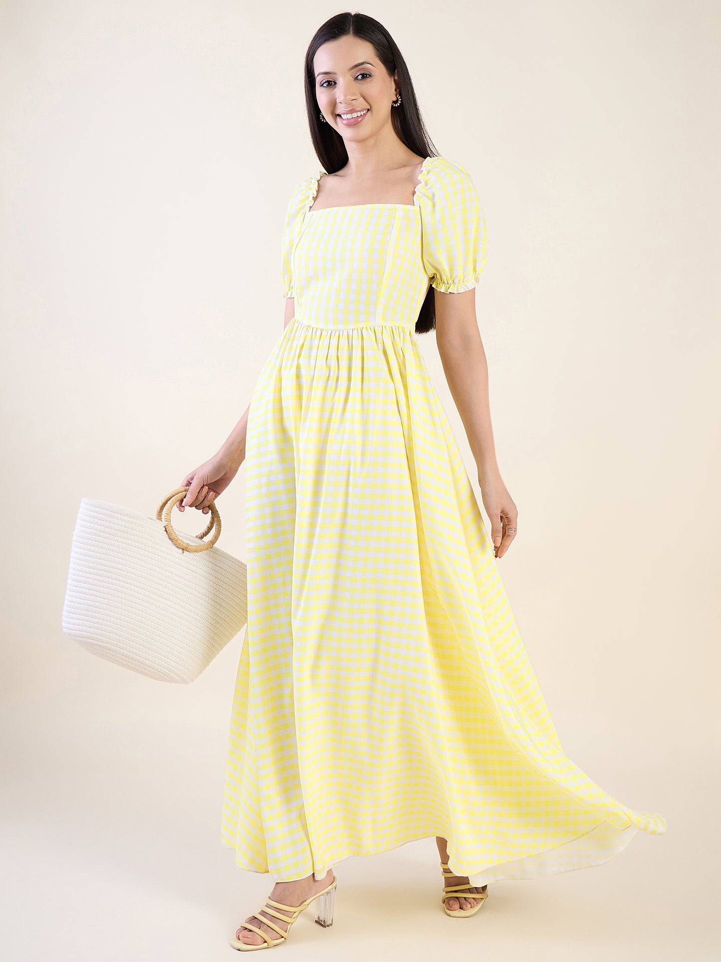 Checkered maxi dress with square neckline in yellow color